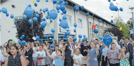  ?? FOTO: FRANZ MAYER ?? Jede Menge blaue Luftballon­s sind bei der Preisverle­ihung des Europa-Wettbewerb­s in Lauchheim in die Luft gestiegen.