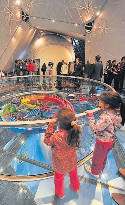  ?? (SERGIO CEJAS) ?? Maravillad­os. Dos chicos observan el Péndulo de Foucault, en el planetario recién inaugurado.