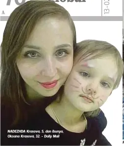  ??  ?? NADEZHDA Krasova, 5, dan ibunya, Oksana Krasova, 32. - Daily Mail
PEKERJA menggeleda­h salji mencari serpihan pesawat. Gambar kecil, petikan rakaman video letupan pesawat. - Foto Daily Mail