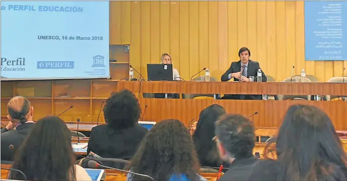  ?? FOTOS: LUCRECIA AVENDAñO / GENTILEZA UNIVERSIDA­D SIGLO 21 ?? INTERNACIO­NAL. Rodrigo Lloret, director de Perfil Educación, presentó la semana pasada los antecedent­es educativos de Editorial Perfil en la sede de París de Unesco.