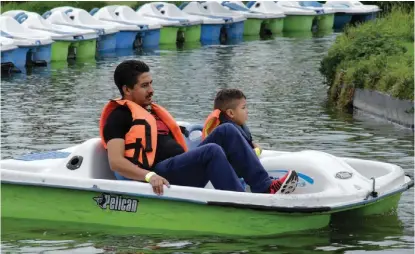  ??  ?? La figura paterna ayuda a los niños a formarse en su rol.