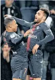  ?? /EFE ?? Layvin Kurzawa (der), del PSG, celebra con Kylian Mbappé tras anotar.