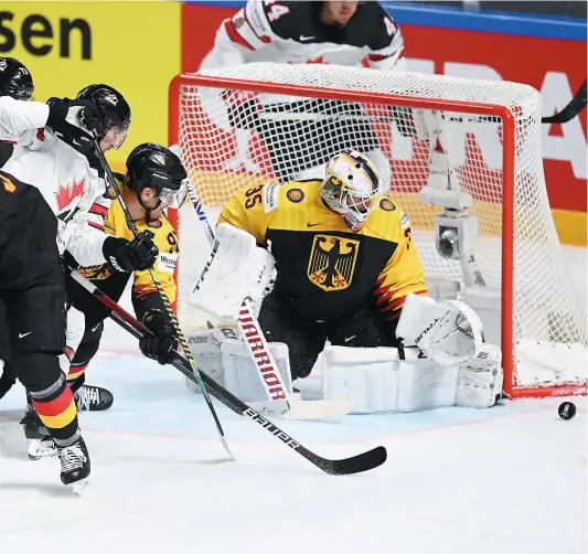  ?? PHOTO AFP ?? Mathias Niederberg­er a bloqué 39 des 40 tirs auxquels il a fait face hier dans la victoire de 3 à 1 de l’allemagne contre le Canada.