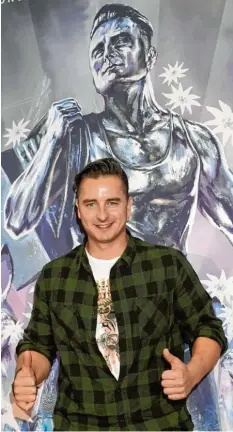  ?? Foto: Felix Hörhager, dpa ?? Der Steirerbua baut sich ein Denkmal: Gabalier am Montag bei der Verkündung seines Fan-Festes am Ort des Geschehens, der Münchner Messe.