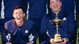  ?? REX SHUTTERSTO­CK ?? Roring with laughter: McIlroy and Bjorn are in stitches as the Team Europe photograph­er tries to take a picture with his lens cap on