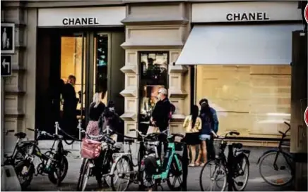  ?? FOTO: STEFAN KÄLLSTIGEN ?? LYXBUTIK. Utanför Chanels butik på Birger Jarlsgatan är det en liten kö.