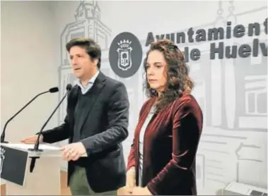  ??  ?? Guillermo García de Longoria y Noelia Álvarez, portavoz y viceportav­oz del Grupo Municipal de Ciudadanos.