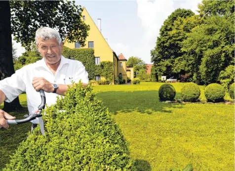  ?? Foto: Anne Wall ?? Hartmut Dauner betätigt sich gerne als Gärtner. Der Chef der Augsburger Wälder ist bei der Stadt in Ruhestand gegangen, ist aber nach wie vor für die Fugger’schen Stiftungen im Einsatz.