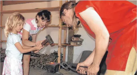  ?? FOTO: FREILICHTM­USEUM ?? Schmiedeku­rse finden auf der Heuneburg am 30. Juni und 1. Juli statt.