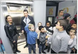  ?? (Photo Patrice Lapoirie) ?? La directrice Claire Rezeau et le maire David Lisnard ont inauguré l’ascenseur.