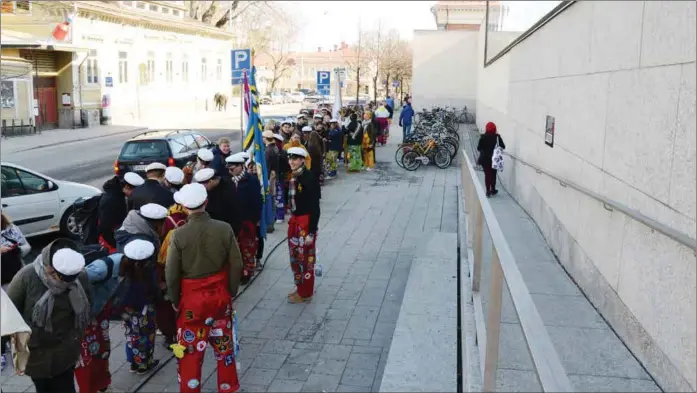  ?? KLARA FÄLT ?? I RISKZONEN. Nu är det främst unga vuxna och studerande som insjuknar i covid-19.