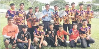  ??  ?? Lee (standing fifth left), flanked by Cecil (on his left) and Siaw Ying, Ting (standing, fourth right) and other Miri archers give the thumbs-up for the performanc­e at the recent MSSM Championsh­ip.