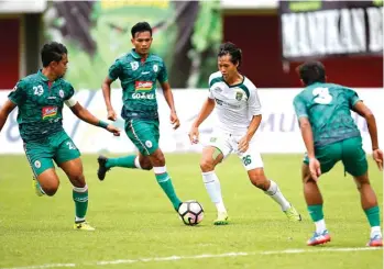  ?? ANGGER BONDAN/JAWA POS ?? PRODUKTIF: Striker Persebaya Rishadi Fauzi dalam kepungan para pemain PSS di Stadion Maguwoharj­o, Sleman, kemarin.