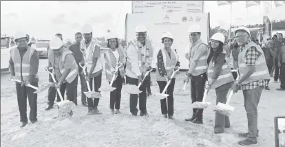  ?? ?? The sod-turning yesterday