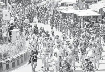  ?? — Gambar AFP ?? ANGGOTA separa tentera dan polis membanjiri jalanan Jalandhar di Sirsa kelmarin.