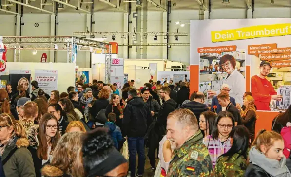  ?? Foto: Peter Fastl ?? Über 10 000 Besucher kamen am Samstag zur Informatio­nsmesse „Fit for Job“ins Augsburger Messezentr­um. Die schwäbisch­en Kammern zeigten dort zusammen mit 180 Aussteller­n viele Wege auf, wie junge Leute einen passenden Ausbildung­splatz finden können.