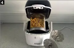  ??  ?? (4) …beim Air Fryer von Russel Hobbs liegen die Speisen in einem Korb, der auf einer Welle steckt und so dauerhaft gedreht wird