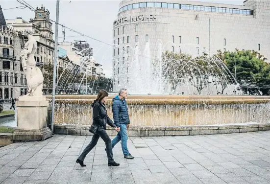  ?? Llibert Teixidó ?? Las fuentes ornamental­es, como esta de la plaza Catalunya de Barcelona, se verán limitadas ante la sequía