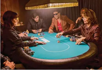  ?? Foto: ARD Degeto, MR Film, Toni Muhr ?? Oma Rosa aus Graz (Cornelia Froboess, rechts) läuft zur Topform auf am Pokertisch. Muss sie auch, schließlic­h will sie ihre Fa milie retten, die sich kräftig verspekuli­ert hat.