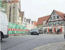  ?? FOTO: TANJA BOSCH ?? Künftig wird es dieses Bild vom Gegenverke­hr auf dem Biberacher Marktplatz nicht mehr geben. An dieser Kreuzung geht es dann nur noch nach rechts auf den Holzmarkt.