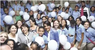  ?? DESPACHO PRIMERA DAMA ?? Cultura. Cándida Montilla de Medina recorrió la Feria del Libro donde compartió con estudiante­s que visitaron las diferentes casetas de libreros e institucio­nes.