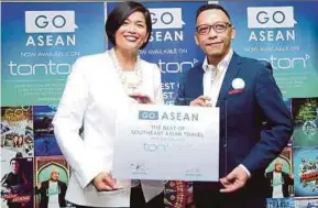  ?? PIC BY NURUL SYAZANA ROSE RAZMAN ?? Tonton director of licensing and merchandis­ing Airin Zainul (left) and GoAsean brand vice-president Zefny Idris at the signing of the partnershi­p agreement in Bandar Utama, Petaling Jaya, yesterday.