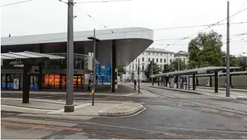  ?? Foto: Jens Reitlinger ?? Leere am Königsplat­z: Am Mittwoch wurde der Nahverkehr für vier Stunden bestreikt.