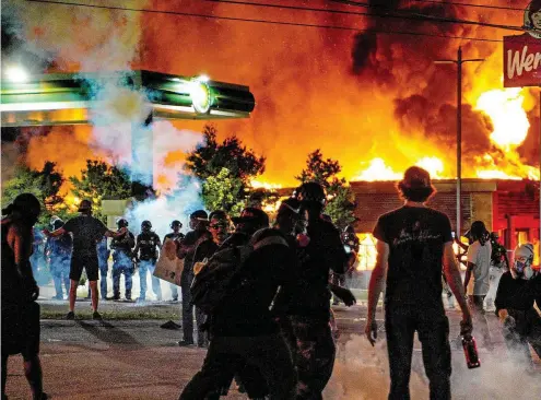  ?? FOTO: GETTY IMAGES ?? Proteste vor der Wendy’s-Filiale in Atlanta, vor der Rayshard Brooks starb. Demonstran­ten setzten das Gebäude in Brand.