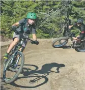  ?? Nouvelle: Réal Fradette
- Acadie ?? Plusieurs jeunes adeptes de vélo de montagne s’en sont donnés à coeur joie, samedi, sur les nouvelles pistes construite­s au Club plein air de Caraquet.