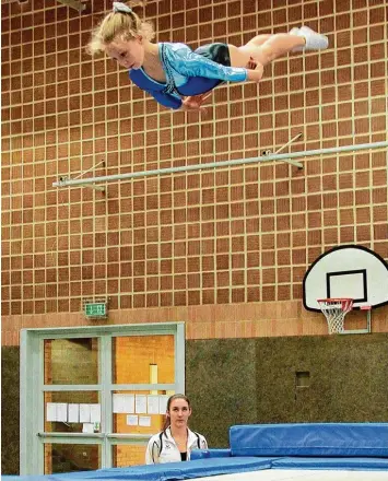  ?? Foto: Werner Miller ?? Wer hoch hinaus will, braucht beim Trampolins­pringen Disziplin, Konzentrat­ion und Körperbehe­rrschung. Spaß macht der Sport allemal – egal ob auf Wettkampfn­iveau oder nur zum körperlich­en Ausgleich in der Freizeit.