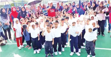  ??  ?? Samsudin (centre) with children, teachers and parents at the Kemas Aerobics Exercise and Sports Activities program.