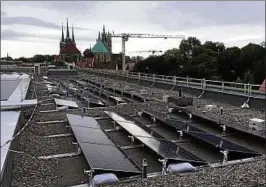  ??  ?? Die Stadtwerke haben die Dachfläche­n des Erfurter Theaters gepachtet und Solarmodul­e installier­t. Damit kann das Theater ein Drittel des eigenen Bedarf decken. Foto: A. Kehr
