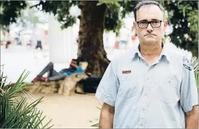  ?? MONTSE GIRALT ?? Junto al árbol paratodo. El vecino Lluís Armengol posa junto a un árbol del paseo Joan de Borbó reconverti­do este verano en zona de descanso, urinario, merendero...