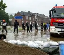  ?? FOTO TOM PALMAERS ?? Zandzakjes stapelen nabij Voeren. Ook Limburg deelde in de wateroverl­ast.