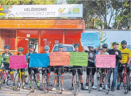  ?? JAIME MORENO VARGAS/ADN ?? Cerca de 20 ciclistas se acercaron ayer en la mañana a la sede de la Liga Santandere­ana de Ciclismo para denunciar los malos manejos.