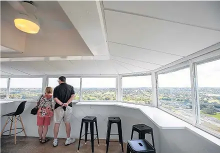  ?? PATRICK CONNOLLY/ORLANDO SENTINEL ?? Visitors take in the views from the observatio­n deck at the Citrus Tower in Clermont.