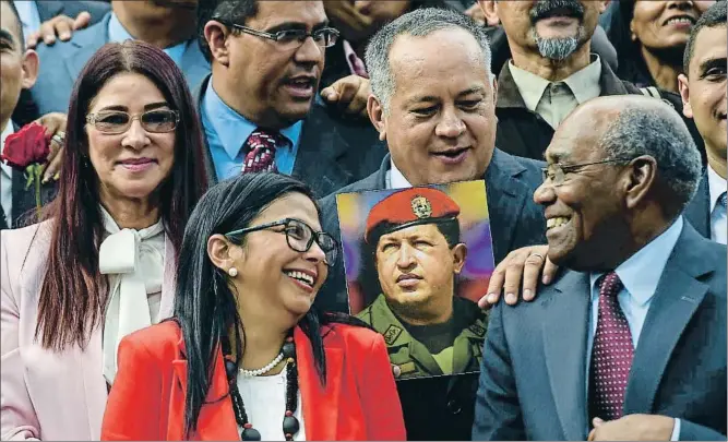  ?? JUAN BARRETO / AFP ?? Cilia Flores, esposa de Maduro; Delcy Rodríguez, presidenta de la Constituye­nte; Diosdado Cabello y Aristóbulo Istúriz, ayer en la sede parlamenta­ria