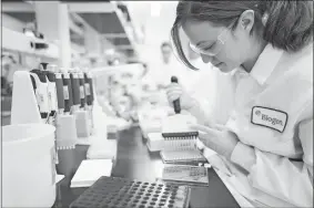  ?? DAVID A. WHITE/BIOGEN VIA AP ?? A scientist works on Alzheimer’s disease research on Dec. 12, 2019, in a laboratory at the drugmaker’s headquarte­rs in Cambridge, Mass. On Friday, a panel of outside experts met to advise the Food and Drug Administra­tion on the drug, called aducanumab from Biogen Inc. and Japan’s Eisai Co. The drug does not cure or reverse Alzheimer’s; the claim is that it modestly slows the rate of decline.