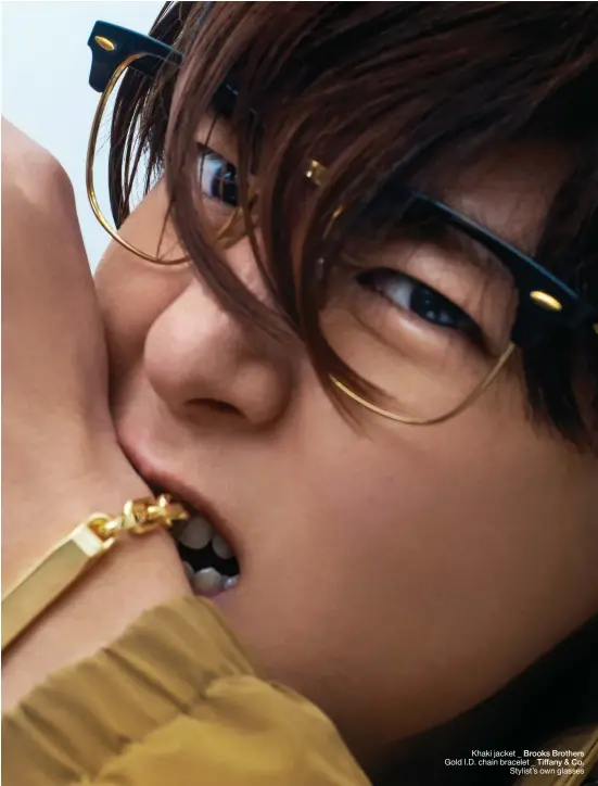  ??  ?? Khaki jacket _ Brooks Brothers
Gold I.D. chain bracelet _ Tiffany & Co.
Stylist’s own glasses