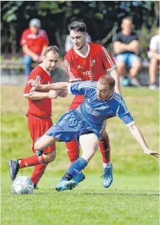  ?? FOTO: VOLKER STROHMAIER ?? Mit 0:1 verlor der SV Dettingen (hier im Zweikampf Fabian Lorenz) gegen den TSV Eschach.