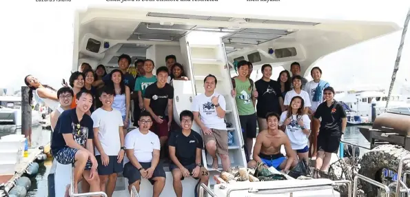  ??  ?? BElOw Dive volunteers returning to the boat with baskets of marine debris collected from the reefs at Lazarus Island