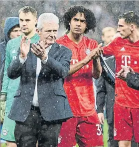  ?? FOTO: GETTY ?? Dietmar Hopp desató la ira de la afición del Bayern pero los jugadores le apoyaron