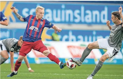  ?? FOTO: STEFAN BRAUER ?? Der Uerdinger Patrick Pflücke, hier im Zweikampf mit dem Zwickauer Christian Bickel verließ nach einer Stunde angeschlag­en das Feld.