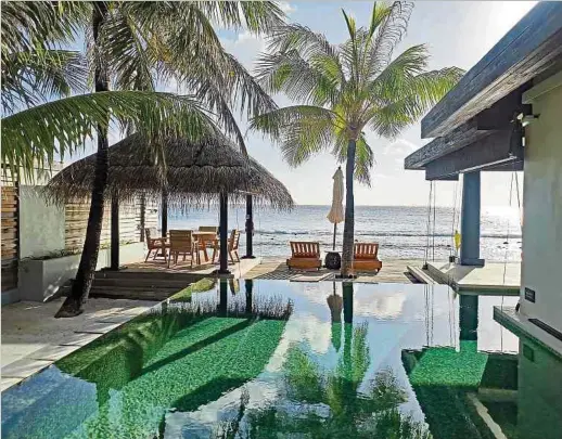  ?? Fotos: srt ?? Neben privaten Ozean-Villen bietet das Luxus-Resort Naladhu seinen Gästen auch die Möglichkei­t, mit Ammenhaien zu tauchen.