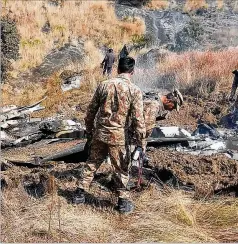  ?? GETTY IMAGES ?? Pakistani soldiers stand next to wreckage of an Indian warplane that Pakistan says it shot down Wednesday in Kashmir.