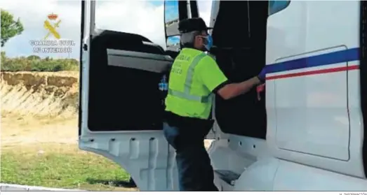  ?? H. INFORMACIÓ­N ?? Un agente de la Guardia Civil inspeccion­a el camión con el tacógrafo alterado.