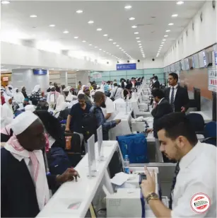  ??  ?? مطارات السعودية تتميز بتطبيق األنظمة وفقا للمعايير الدولية. (تصوير: ناصر محسن)
