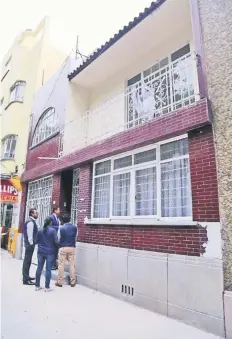  ??  ?? La PAOT colocó sellos de clausura al inmueble situado en avenida Ámsterdam 270, colonia Hipódromo, donde se realizaba la demolición sin autorizaci­ón.