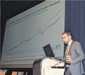  ?? FOTO: MICHAEL HOCHHEUSER ?? Noch geht’s aufwärts: Andreas Koch vom Institut für Angewandte Wirtschaft­sforschung bei der Präsentati­on der Studie in der Wehinger Schlossber­ghalle.