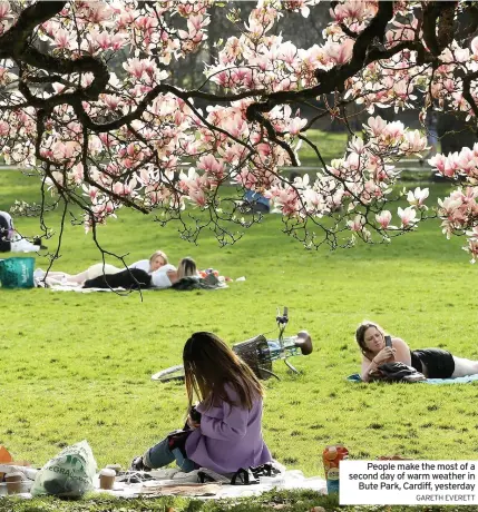  ?? GARETH EVERETT ?? People make the most of a second day of warm weather in Bute Park, Cardiff, yesterday